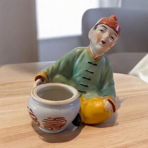 Sweet little figurine, made in occupied Japan, good condition, needs cleaning